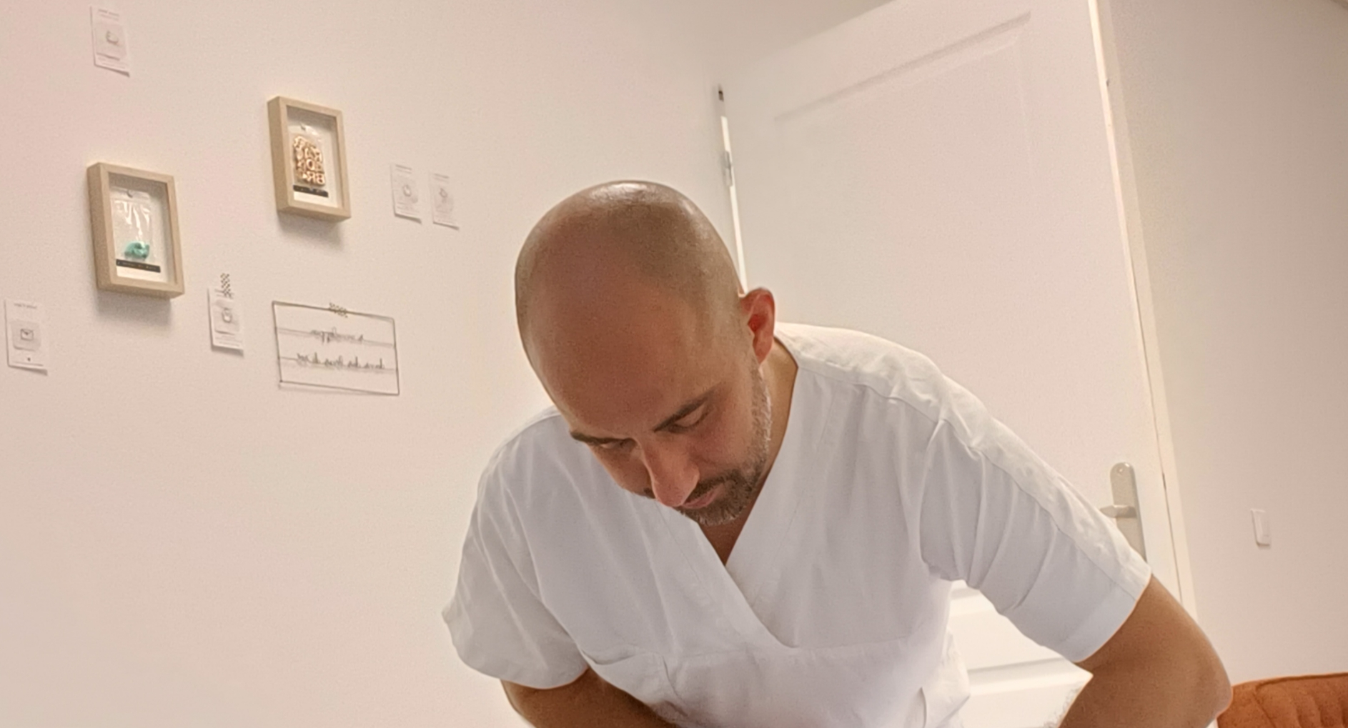 Photo de l'ostéopathe Henrique lors d'une consultation à domicile